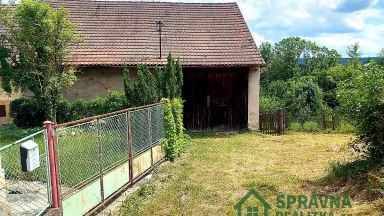 Stodola se zahradou v obci Mešno – zajímavá příležitost k přestavbě