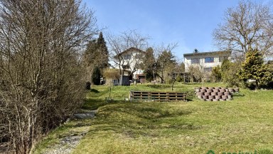 Chata se zahradou 522 m² na jižním svahu v Plzni na Roudné