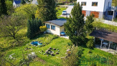 Zahrada 522 m² s chatou na jižním svahu v Plzni na Roudné