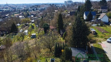 Zahrada 522 m² s chatou na jižním svahu v Plzni na Roudné