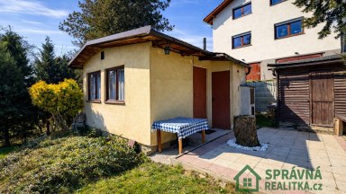 Zahrada 522 m² s chatou na jižním svahu v Plzni na Roudné